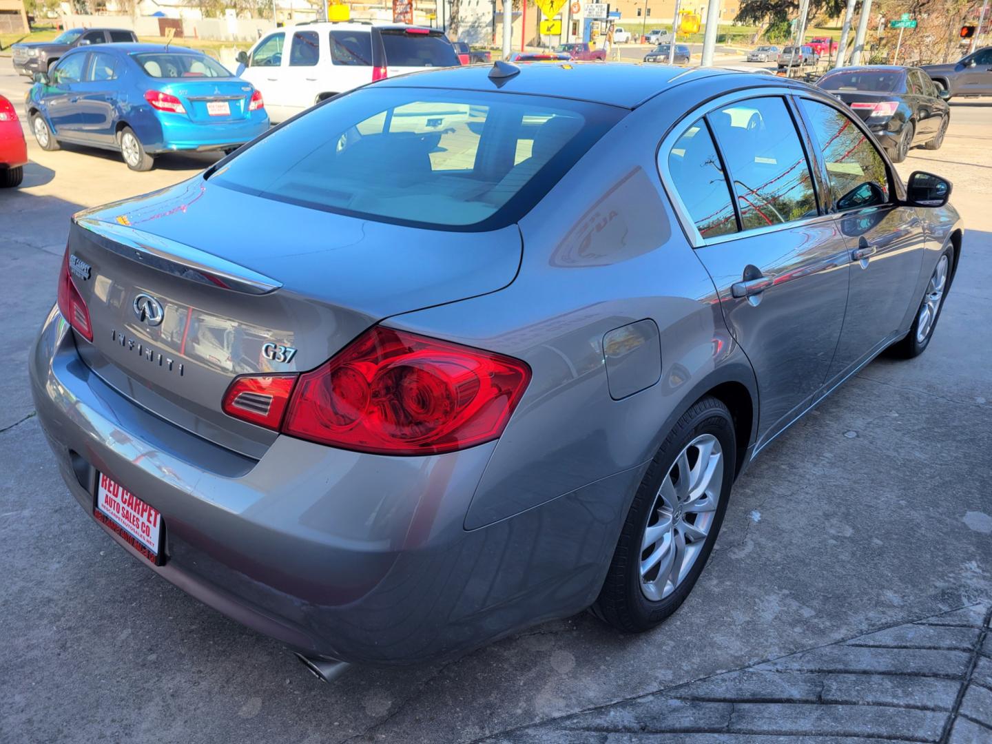 2009 GRAY Infiniti G Sedan G37 (JNKCV61E29M) with an 3.7L V6 DOHC 24V engine, 5-Speed Automatic transmission, located at 503 West Court, Seguin, TX, 78155, (830) 379-3373, 29.568621, -97.969803 - Photo#2